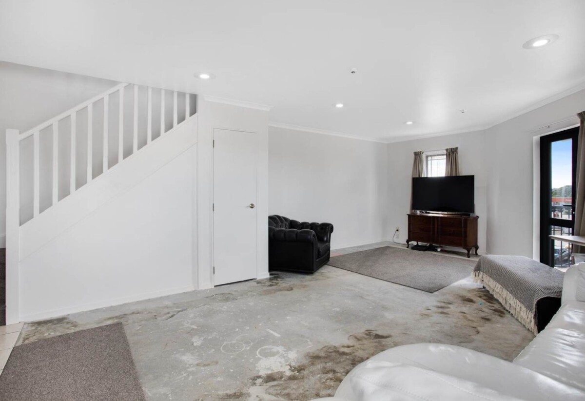 2 beds 1 bath apartment with garage, close to supermarkets, the post office, train station, 4/77 St George Street, Papatoetoe, Auckland
