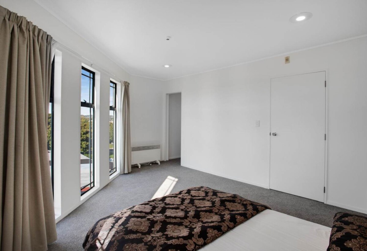 2 beds 1 bath apartment with garage, close to supermarkets, the post office, train station, 4/77 St George Street, Papatoetoe, Auckland