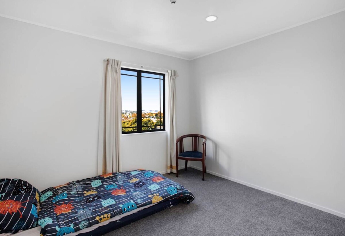 2 beds 1 bath apartment with garage, close to supermarkets, the post office, train station, 4/77 St George Street, Papatoetoe, Auckland