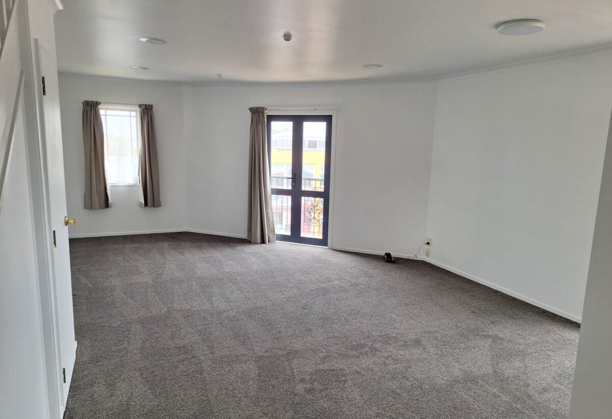 2 beds 1 bath apartment with garage, close to supermarkets, the post office, train station, 4/77 St George Street, Papatoetoe, Auckland