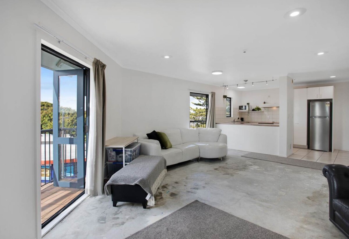 2 beds 1 bath apartment with garage, close to supermarkets, the post office, train station, 4/77 St George Street, Papatoetoe, Auckland