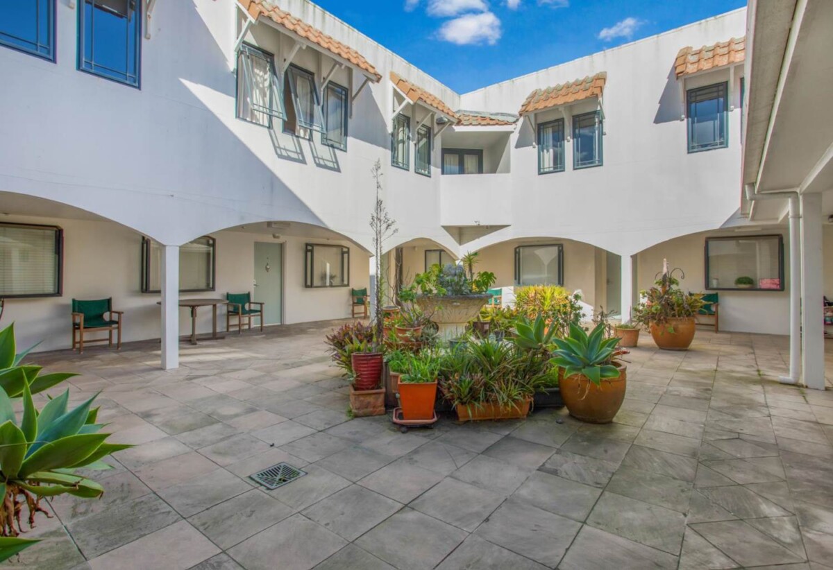 2 beds 1 bath apartment with garage, close to supermarkets, the post office, train station, 4/77 St George Street, Papatoetoe, Auckland