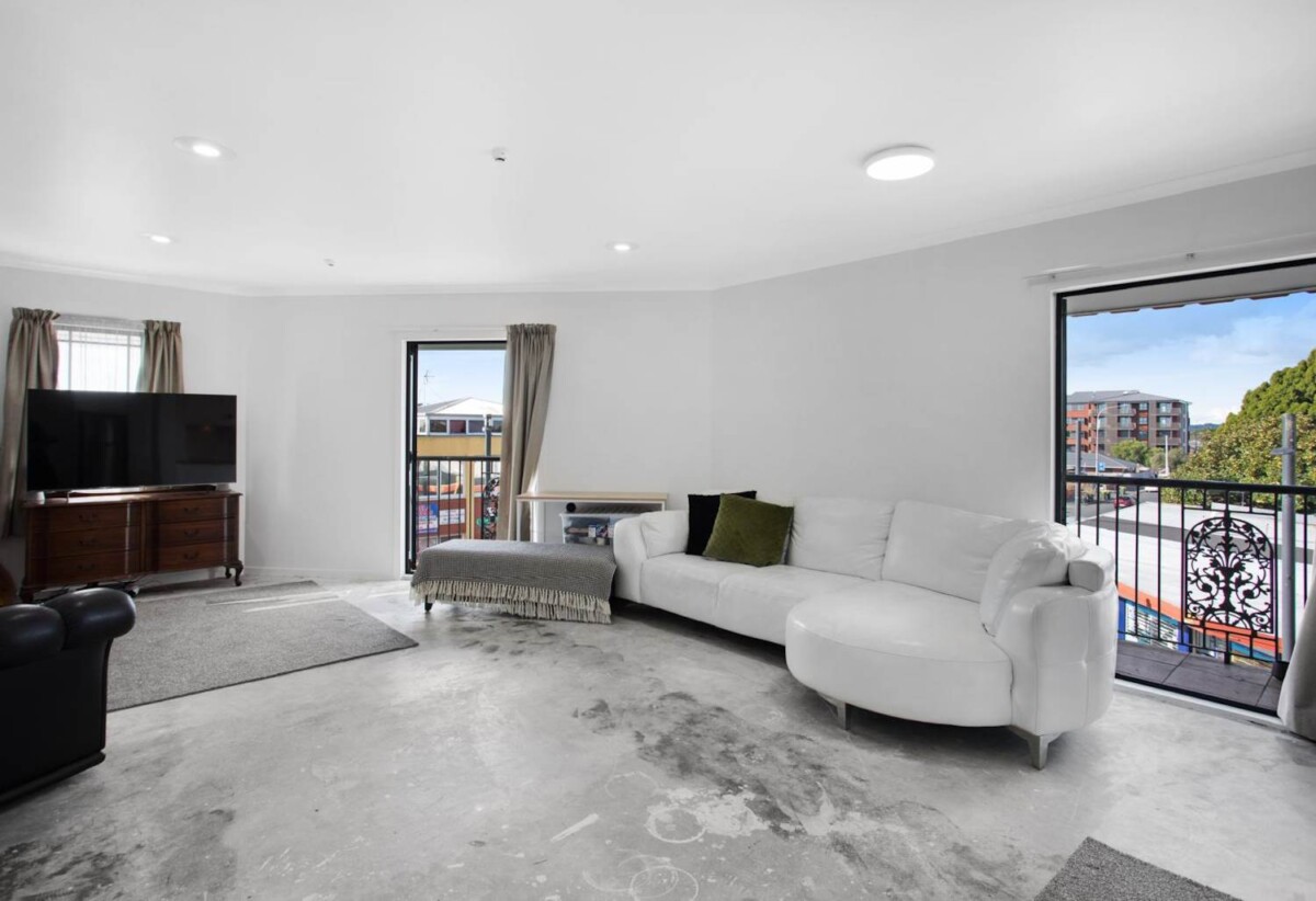 2 beds 1 bath apartment with garage, close to supermarkets, the post office, train station, 4/77 St George Street, Papatoetoe, Auckland