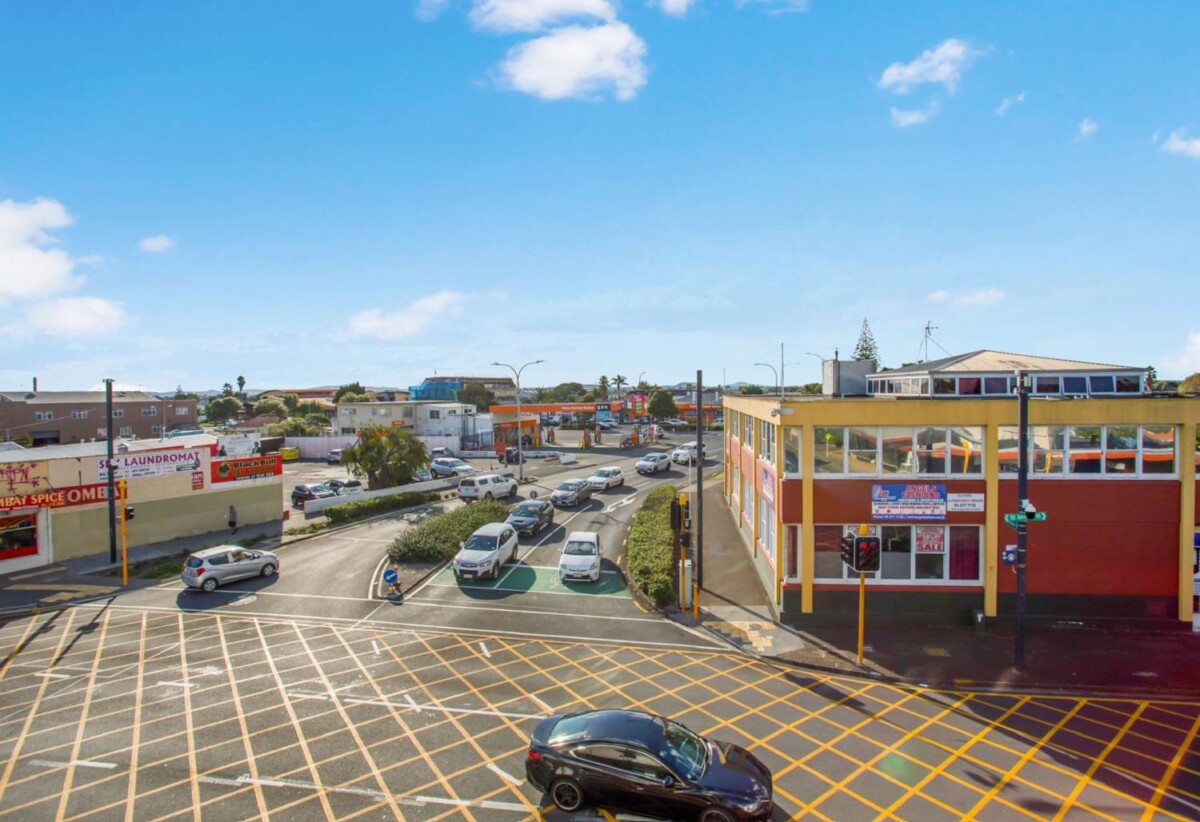 2 beds 1 bath apartment with garage, close to supermarkets, the post office, train station, 4/77 St George Street, Papatoetoe, Auckland