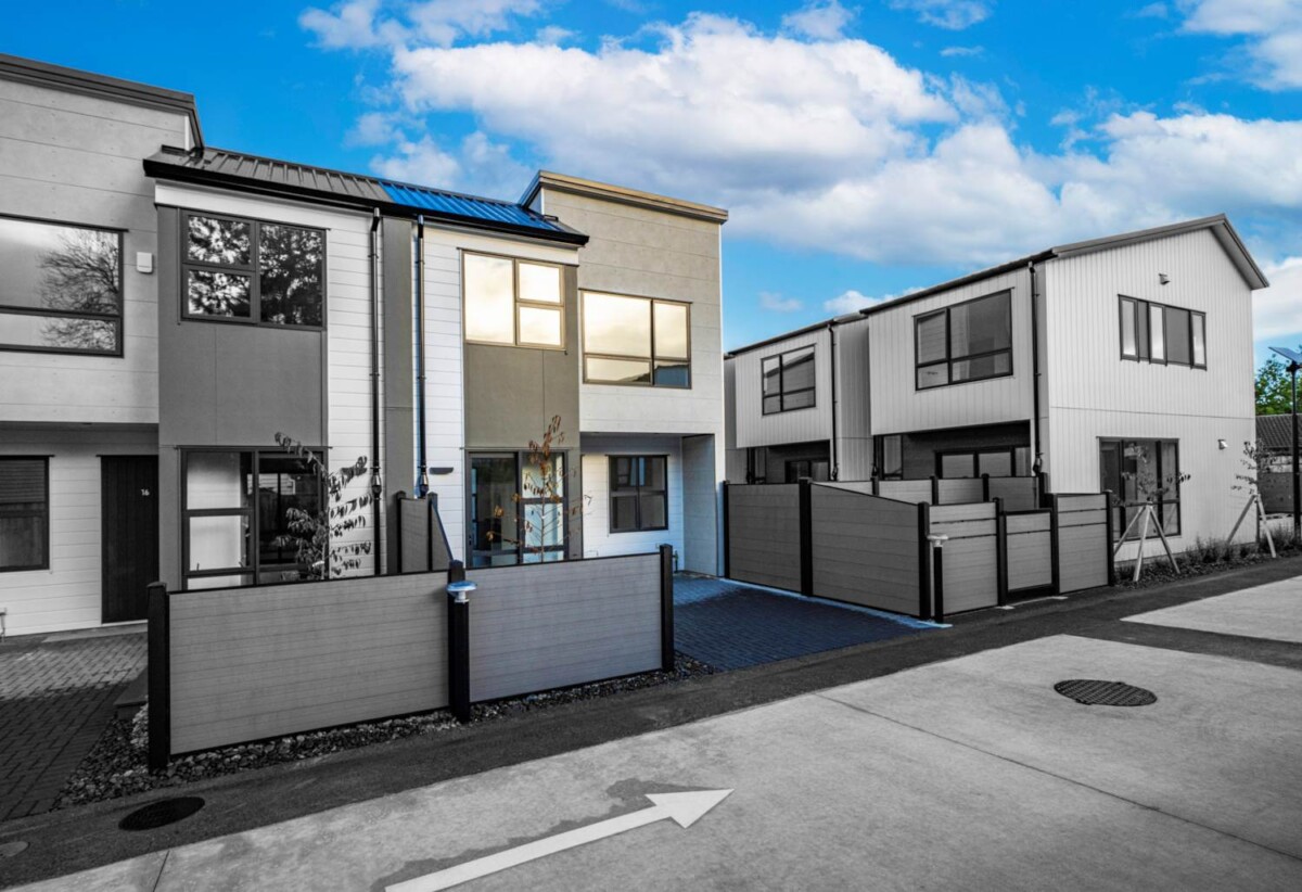Move-in ready, brandnew 3 beds 2 bath 1 car park home, 0.7 km to Elm Park School, 1.3 km to Pakuranga College, 1.6 km to Farm Cove Intermediate, 15/85 Cascades Road, Pakuranga Heights, Auckland