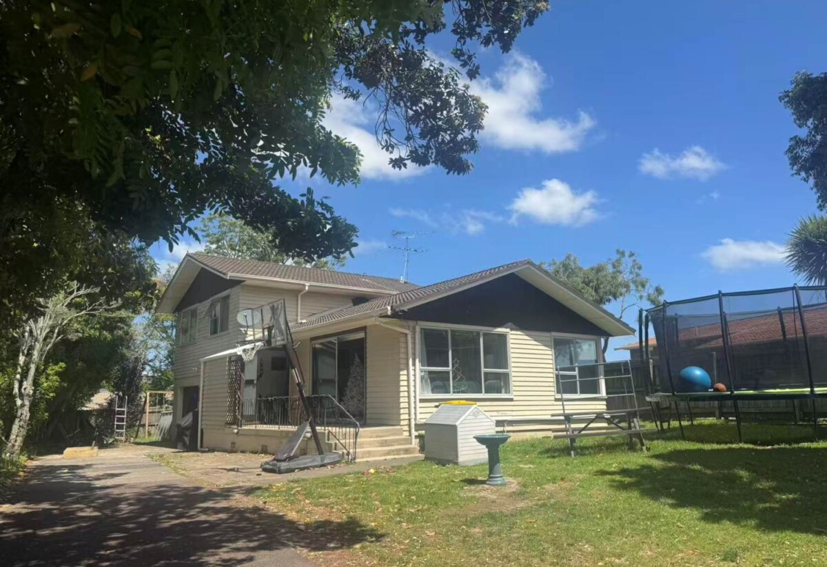 Westlake School Zone, 3 beds house on 607m² section, live or develop, 6 Cockayne Crescent, Sunnynook, Auckland
