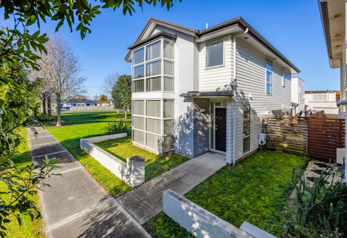 5 Beds Home with Loft & Double Garage, minutes to Southgate Shopping Centre, 13 Phar Lap Crescent, Takanini, Auckland