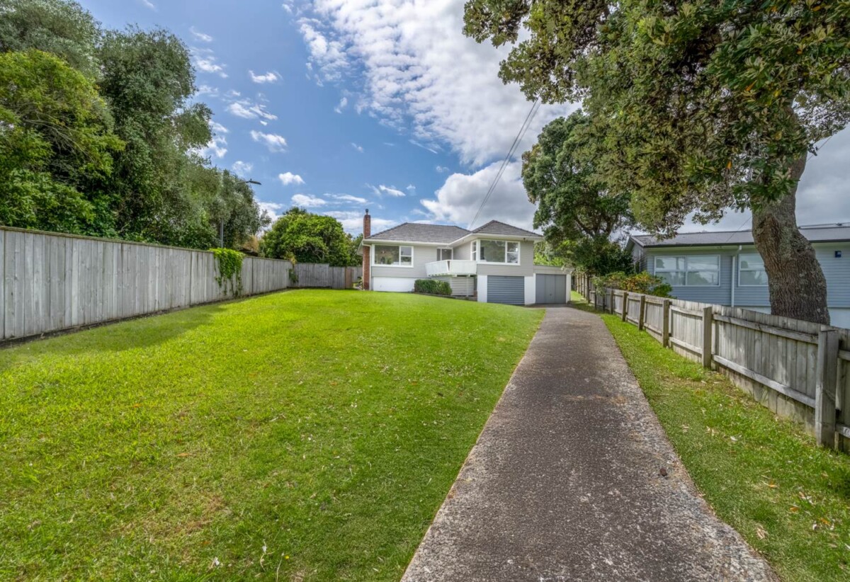 3 beds house on 959m² section, walks to schools, shops, park, 5 Mackwood Place, Birkdale, Auckland