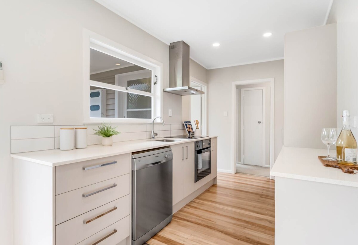 3 beds house on 959m² section, walks to schools, shops, park, 5 Mackwood Place, Birkdale, Auckland