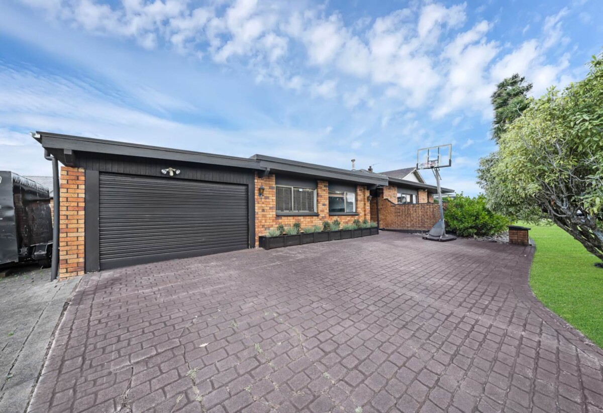 Brick 4 beds 3 baths house on 830m² section, walks to schools, 51 Barnhill Crescent, Papakura, Auckland