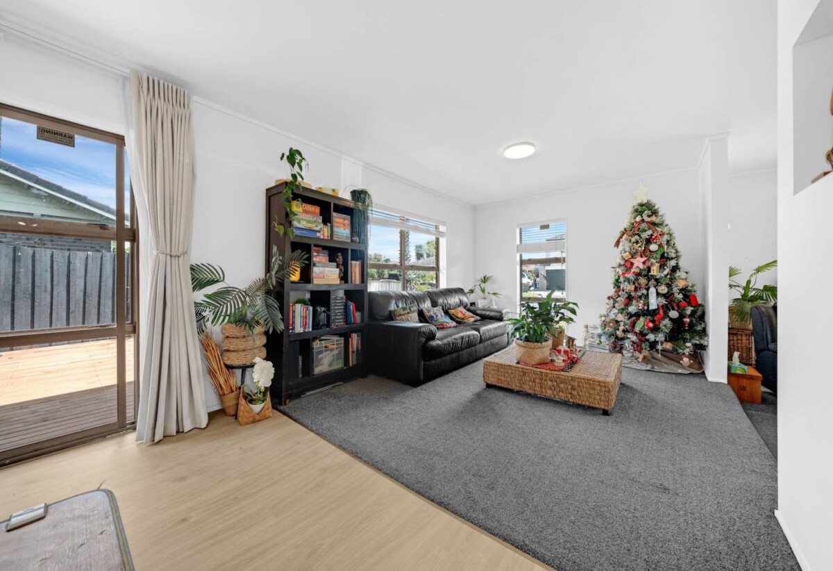 Brick 4 beds 3 baths house on 830m² section, walks to schools, 51 Barnhill Crescent, Papakura, Auckland