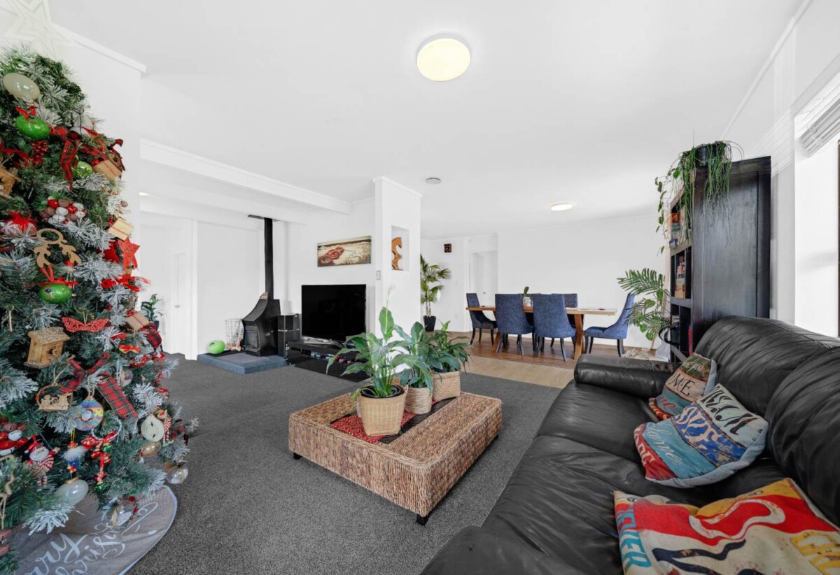 Brick 4 beds 3 baths house on 830m² section, walks to schools, 51 Barnhill Crescent, Papakura, Auckland