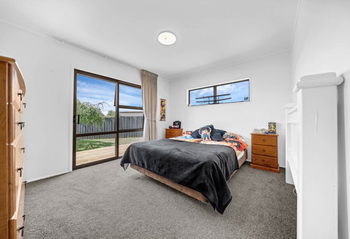 Brick 4 beds 3 baths house on 830m² section, walks to schools, 51 Barnhill Crescent, Papakura, Auckland