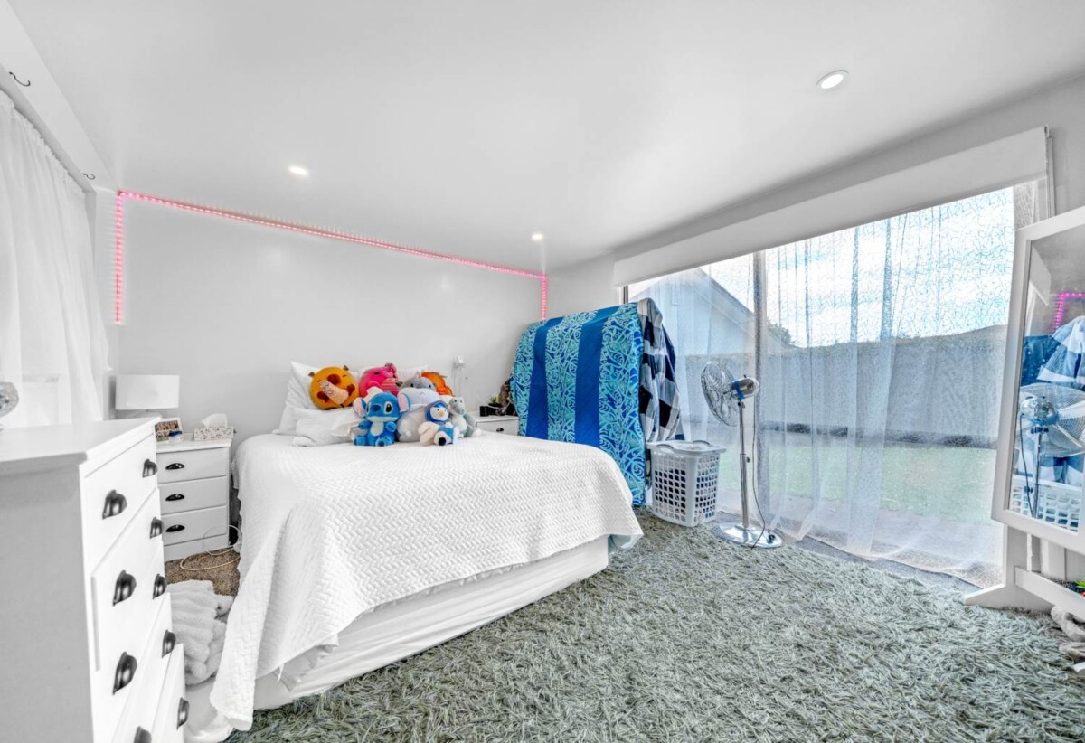 Brick 4 beds 3 baths house on 830m² section, walks to schools, 51 Barnhill Crescent, Papakura, Auckland