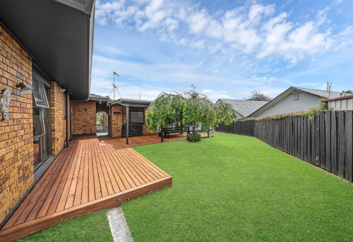 Brick 4 beds 3 baths house on 830m² section, walks to schools, 51 Barnhill Crescent, Papakura, Auckland