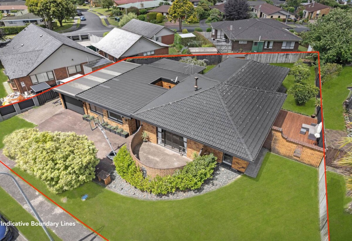 Brick 4 beds 3 baths house on 830m² section, walks to schools, 51 Barnhill Crescent, Papakura, Auckland