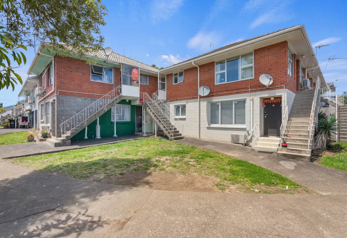 Super Keen Vendor wants it to be Sold, Mt Albert Grammar School zone, brick 2 beds home with garage, walks to school and Westfield St Lukes Mall, 5/3 Kingsway Avenue, Sandringham, Auckland