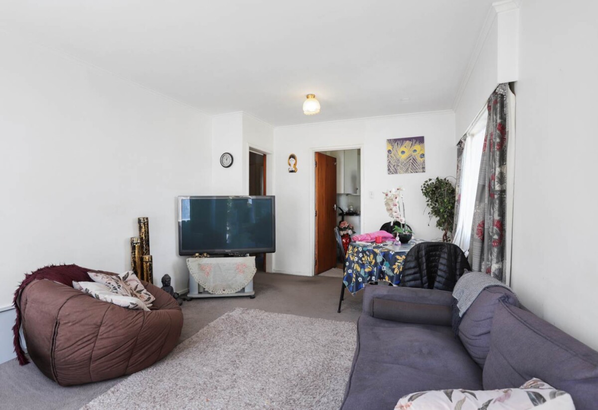 Super Keen Vendor wants it to be Sold, Mt Albert Grammar School zone, brick 2 beds home with garage, walks to school and Westfield St Lukes Mall, 5/3 Kingsway Avenue, Sandringham, Auckland