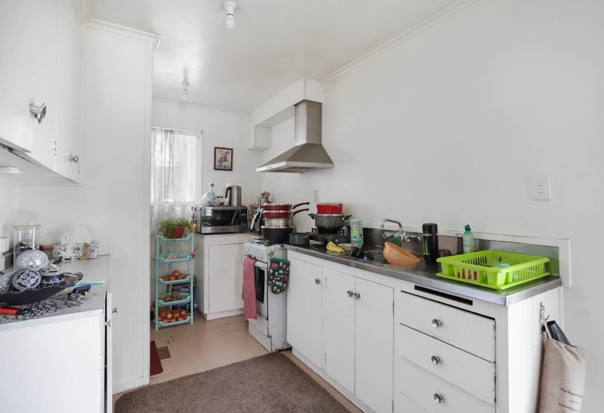 Super Keen Vendor wants it to be Sold, Mt Albert Grammar School zone, brick 2 beds home with garage, walks to school and Westfield St Lukes Mall, 5/3 Kingsway Avenue, Sandringham, Auckland