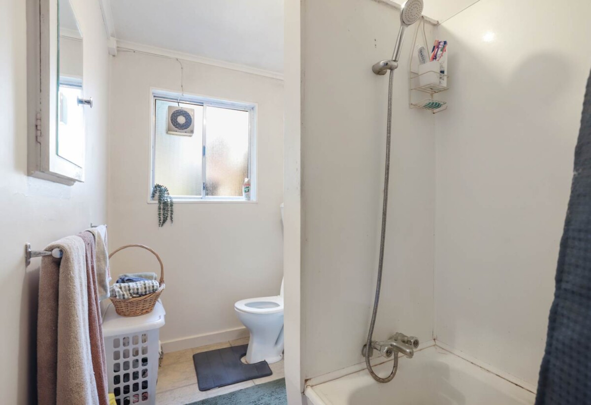 Super Keen Vendor wants it to be Sold, Mt Albert Grammar School zone, brick 2 beds home with garage, walks to school and Westfield St Lukes Mall, 5/3 Kingsway Avenue, Sandringham, Auckland
