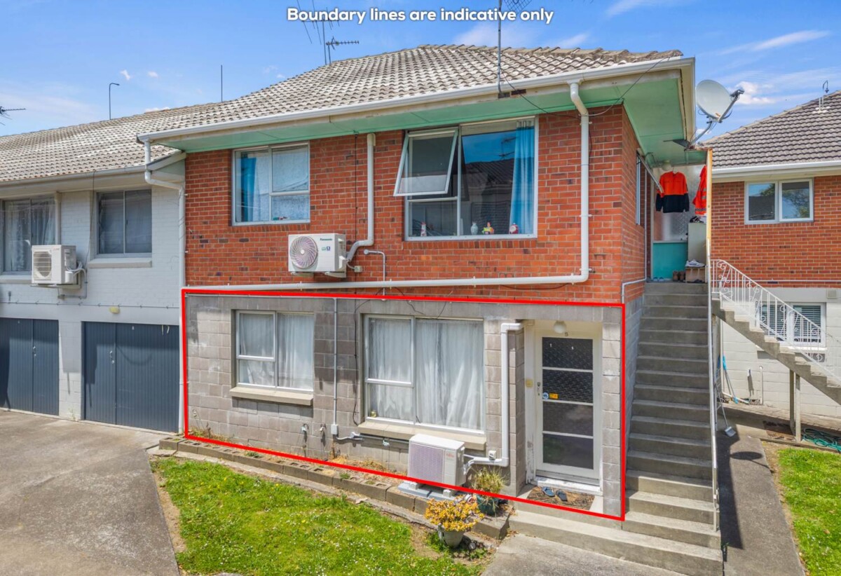 Super Keen Vendor wants it to be Sold, Mt Albert Grammar School zone, brick 2 beds home with garage, walks to school and Westfield St Lukes Mall, 5/3 Kingsway Avenue, Sandringham, Auckland