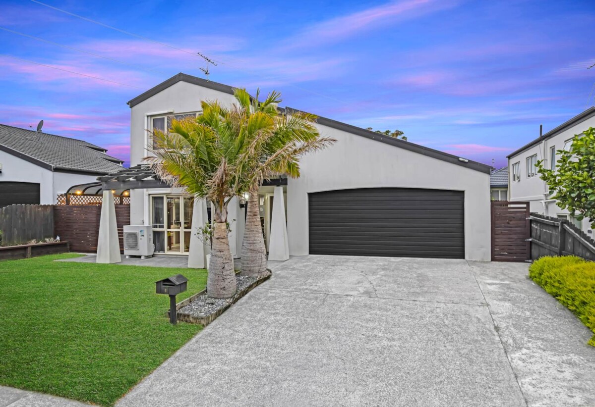 Chapel Downs School and Sancta Maria College zone, 3 beds house on 374m² section, walks to schools, 8 McKittrick Avenue, Flat Bush, Auckland
