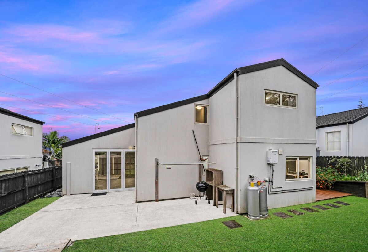 Chapel Downs School and Sancta Maria College zone, 3 beds house on 374m² section, walks to schools, 8 McKittrick Avenue, Flat Bush, Auckland