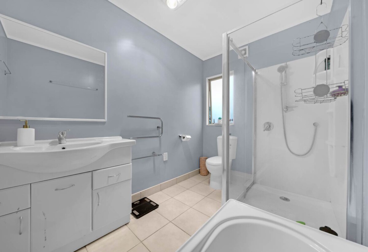 Chapel Downs School and Sancta Maria College zone, 3 beds house on 374m² section, walks to schools, 8 McKittrick Avenue, Flat Bush, Auckland