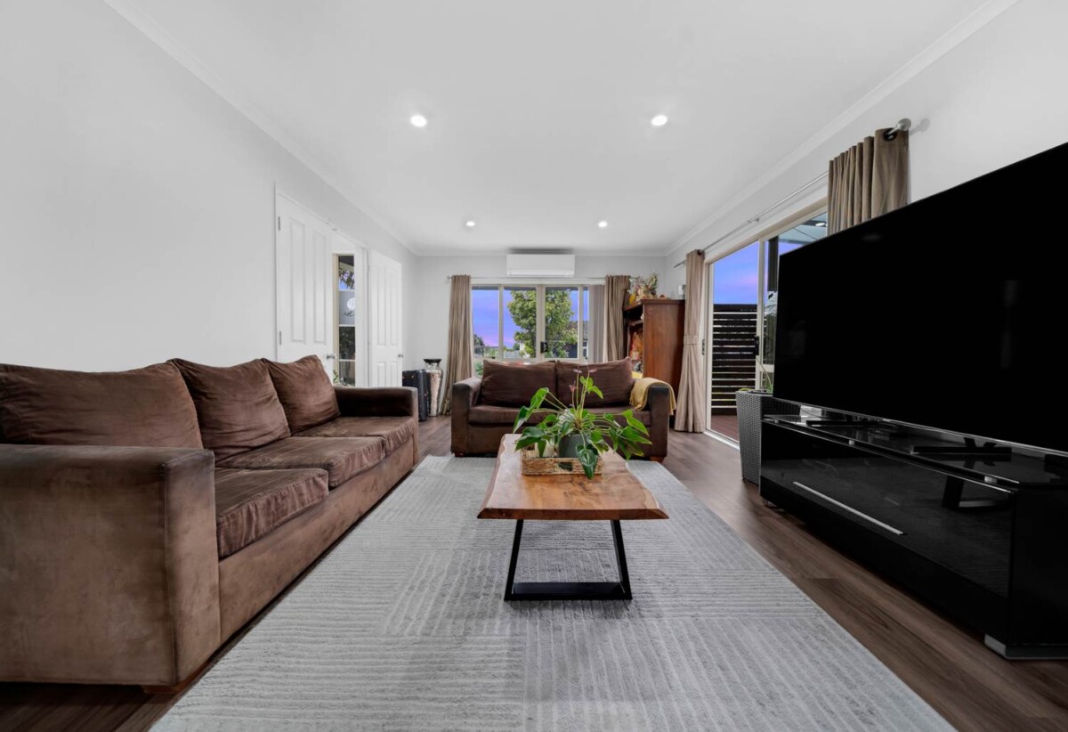 Chapel Downs School and Sancta Maria College zone, 3 beds house on 374m² section, walks to schools, 8 McKittrick Avenue, Flat Bush, Auckland