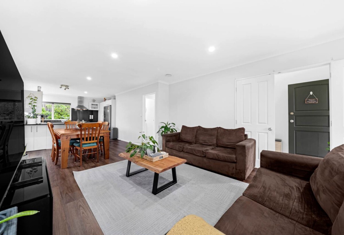 Chapel Downs School and Sancta Maria College zone, 3 beds house on 374m² section, walks to schools, 8 McKittrick Avenue, Flat Bush, Auckland