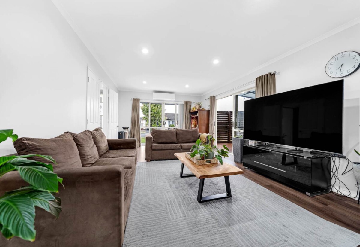 Chapel Downs School and Sancta Maria College zone, 3 beds house on 374m² section, walks to schools, 8 McKittrick Avenue, Flat Bush, Auckland