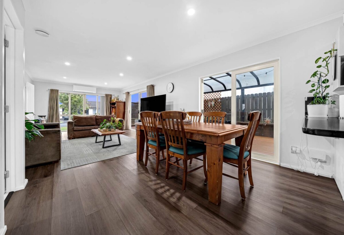 Chapel Downs School and Sancta Maria College zone, 3 beds house on 374m² section, walks to schools, 8 McKittrick Avenue, Flat Bush, Auckland
