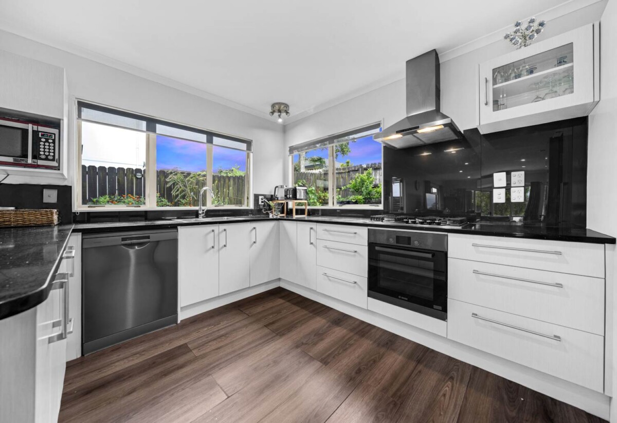 Chapel Downs School and Sancta Maria College zone, 3 beds house on 374m² section, walks to schools, 8 McKittrick Avenue, Flat Bush, Auckland