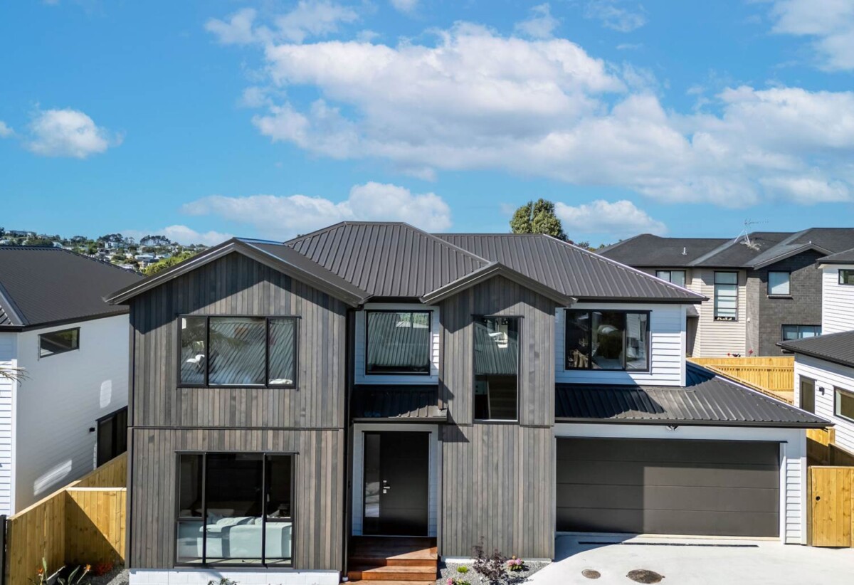 Sherwood School (Auckland) zone, brandnew 5 beds house, 2 kitchens, 2 master suites ( 1 Ensuite ground floor), walks to schools, Lot 2/880 East Coast Road, Browns Bay, Auckland