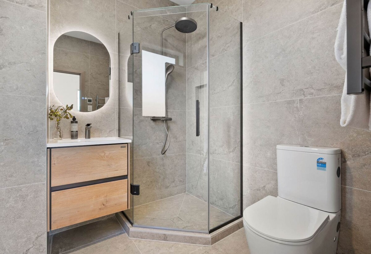 Sherwood School (Auckland) zone, brandnew 5 beds house, 2 kitchens, 2 master suites ( 1 Ensuite ground floor), walks to schools, Lot 2/880 East Coast Road, Browns Bay, Auckland