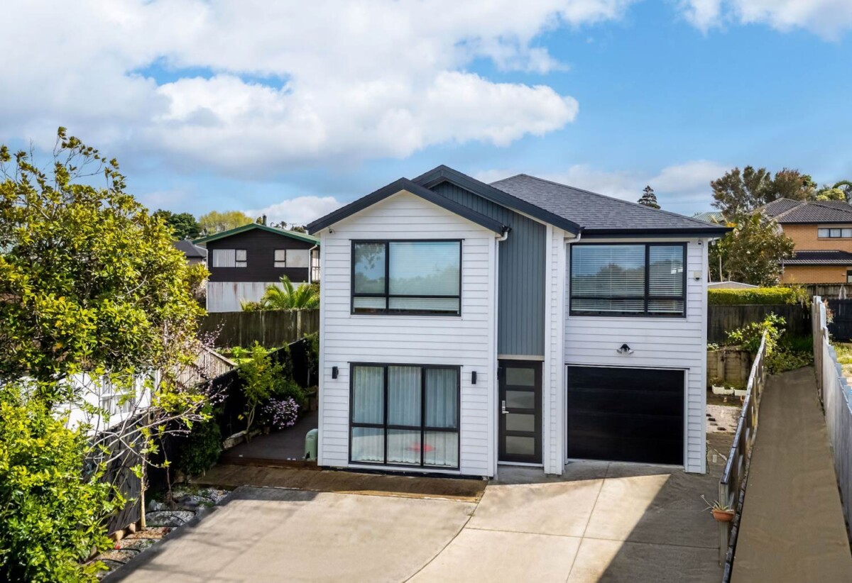 4 beds house on 400m2 section, walks to schools and parks, close to Glenfield Mall, 35B Park Road, Glenfield, Auckland