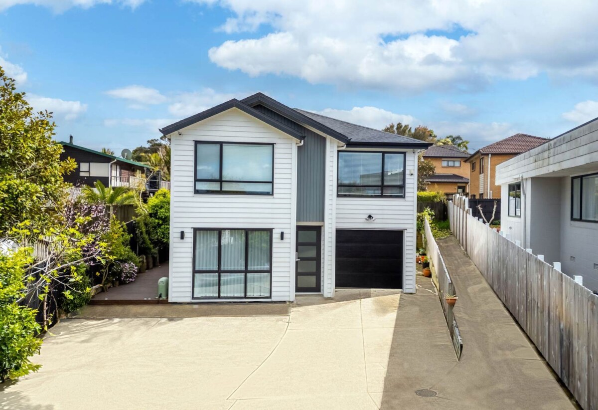 4 beds house on 400m2 section, walks to schools and parks, close to Glenfield Mall, 35B Park Road, Glenfield, Auckland
