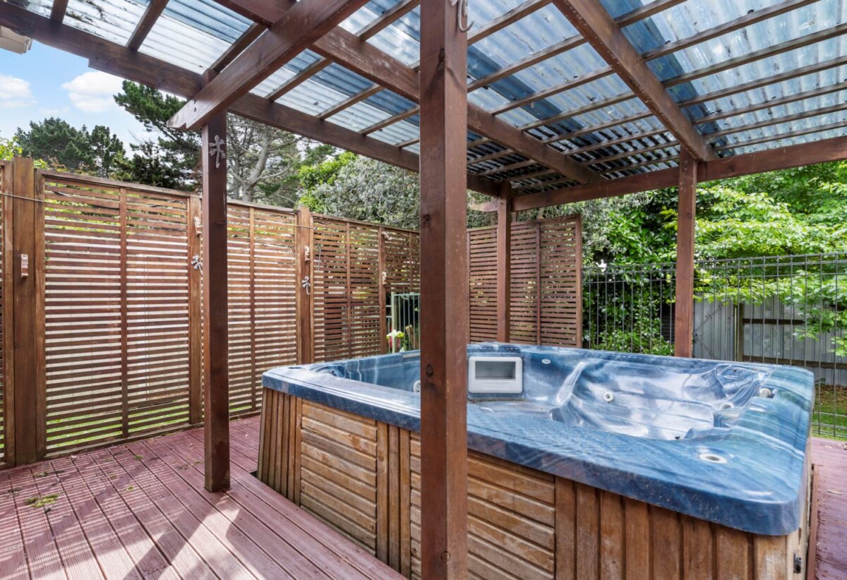 200m² brick 3 beds house on 667m2 section, next to Wattle Downs Golf Course, Currently occupied by long-term tenants, 17 Pinehurst Place, Wattle Downs, Auckland