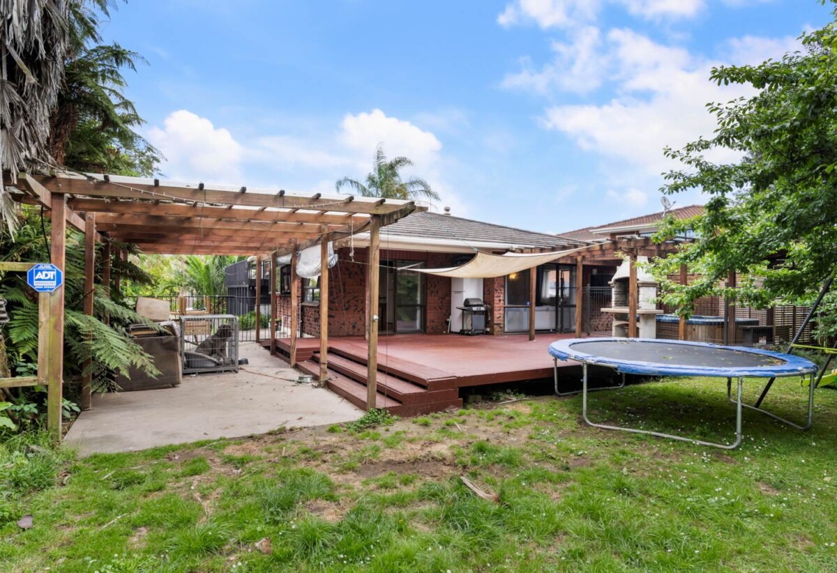 200m² brick 3 beds house on 667m2 section, next to Wattle Downs Golf Course, Currently occupied by long-term tenants, 17 Pinehurst Place, Wattle Downs, Auckland