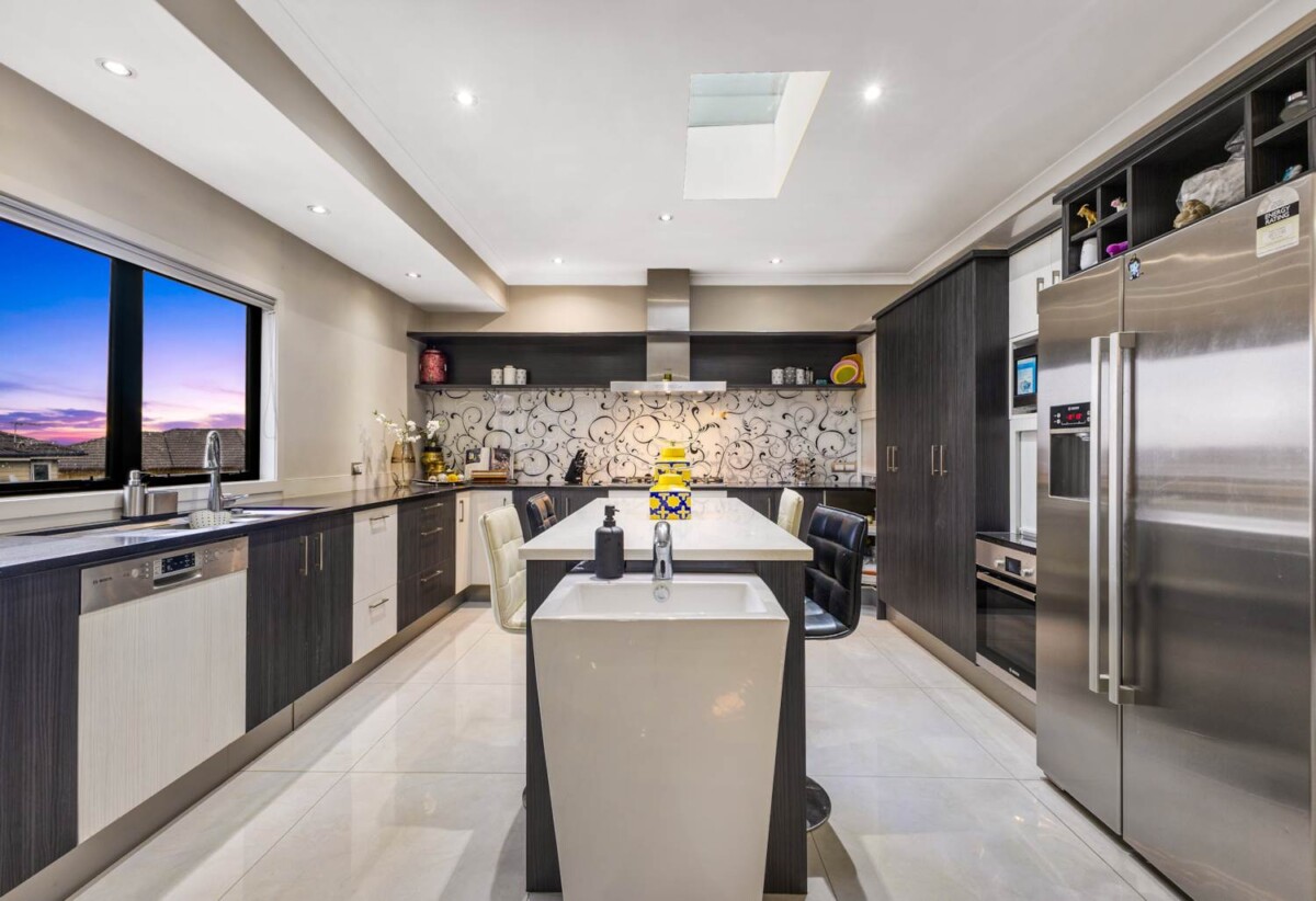 462m2 luxury 6 beds house on 885m² section, with 2 beds granny, close to schools, shopping centres, 46 Coachman Drive, Flat Bush, Auckland