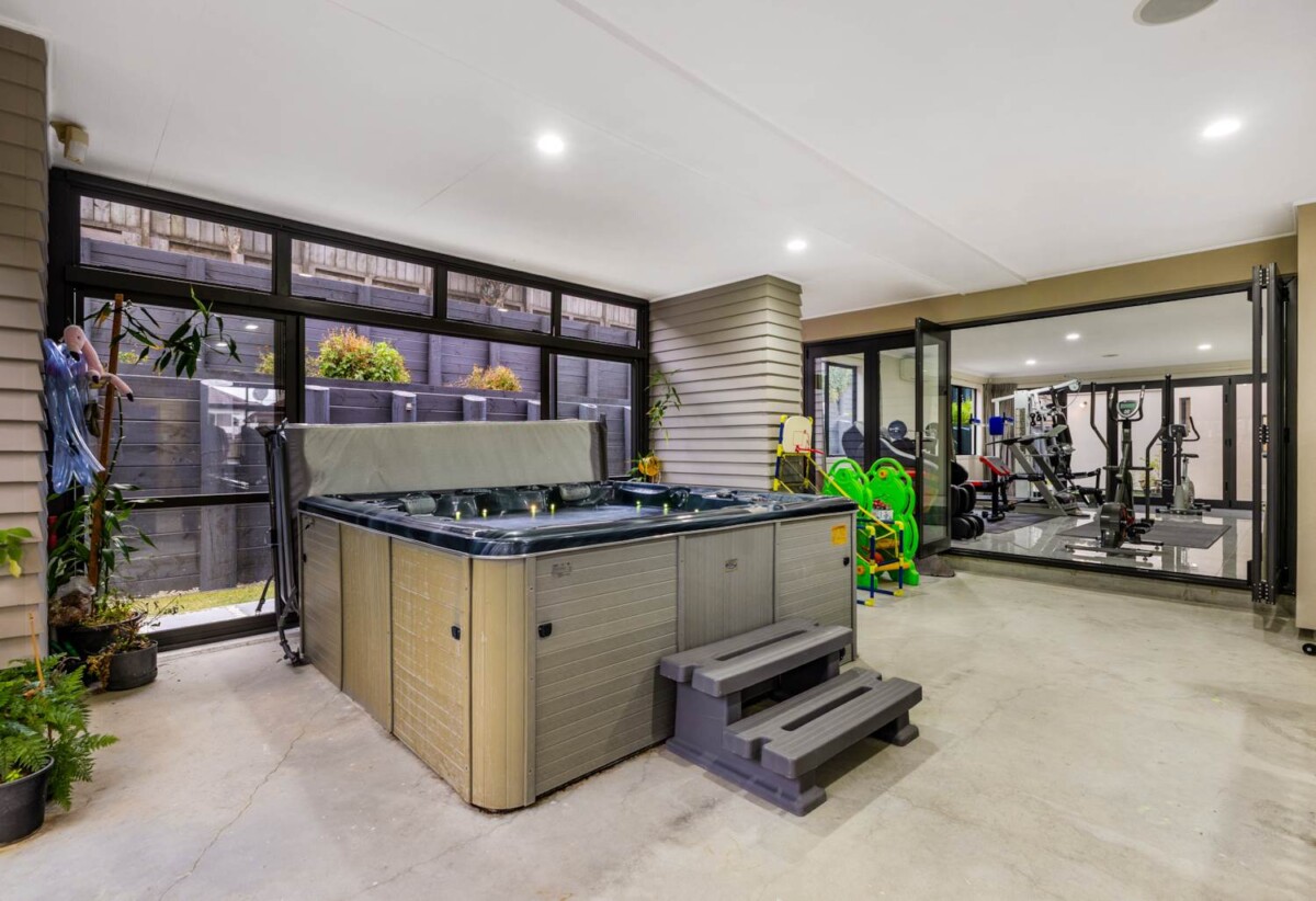 462m2 luxury 6 beds house on 885m² section, with 2 beds granny, close to schools, shopping centres, 46 Coachman Drive, Flat Bush, Auckland