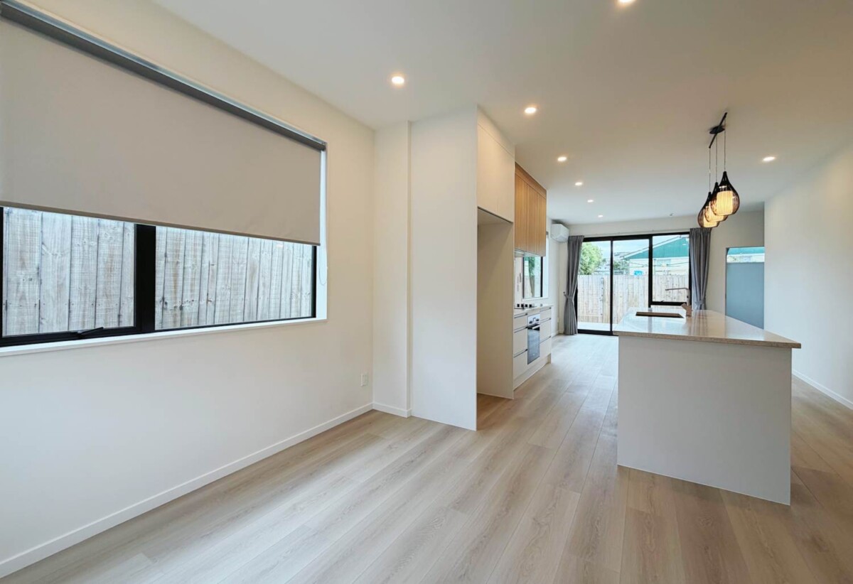 Move-in ready, 4 beds 2.5 baths home, 1 bed ground floor, walks to schools, minutes from shopping centres, 96B Botany Road, Botany Downs, Auckland