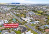 Move-in ready, 4 beds 2.5 baths home, 1 bed ground floor, walks to schools, minutes from shopping centres, 96B Botany Road, Botany Downs, Auckland