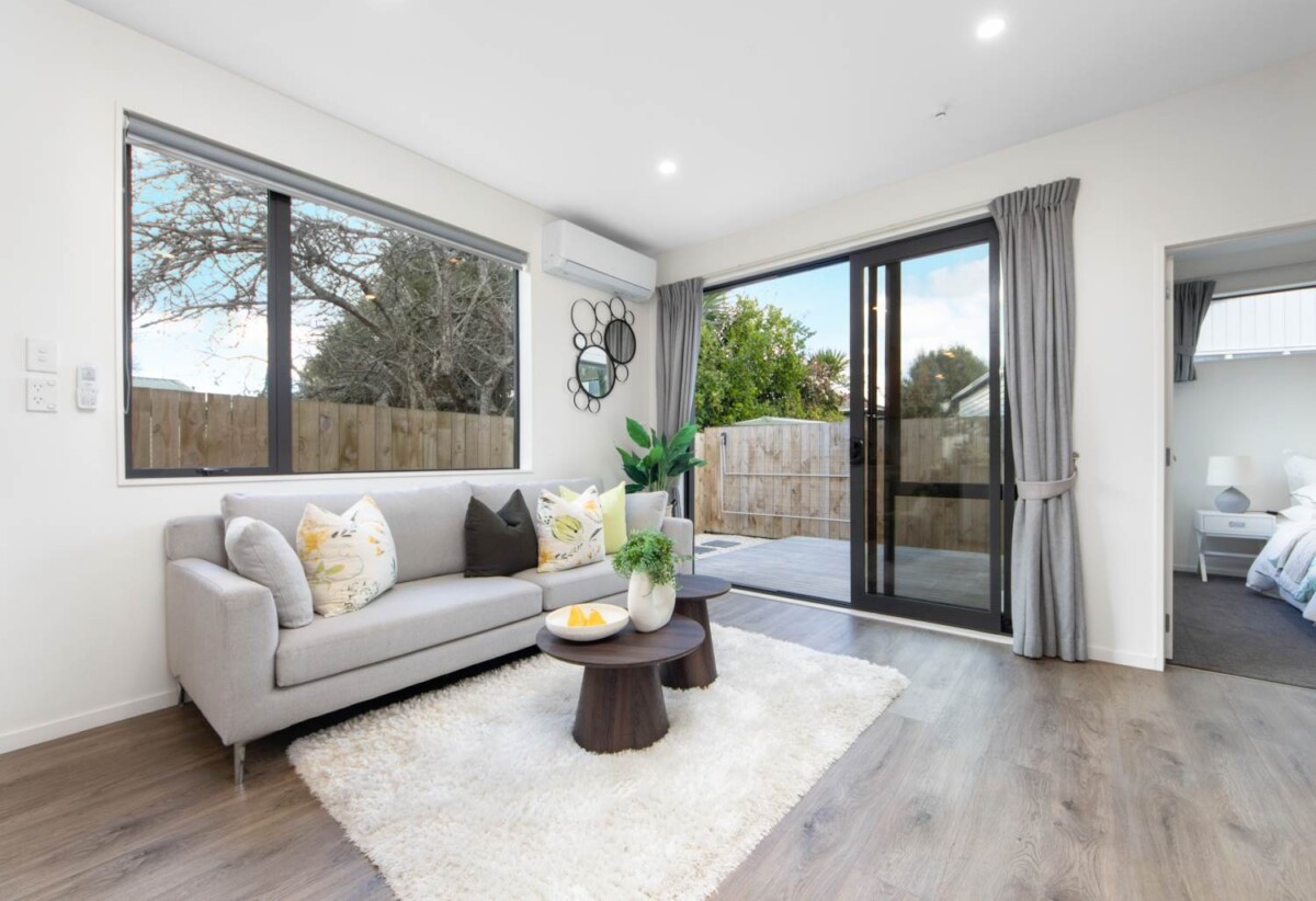 Move-in ready, 4 beds 2.5 baths home, 1 bed ground floor, walks to schools, minutes from shopping centres, 96B Botany Road, Botany Downs, Auckland