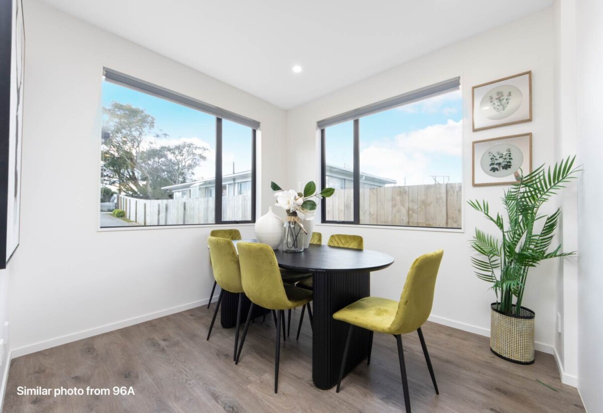 Move-in ready, 4 beds 2.5 baths home, 1 bed ground floor, walks to schools, minutes from shopping centres, 96B Botany Road, Botany Downs, Auckland