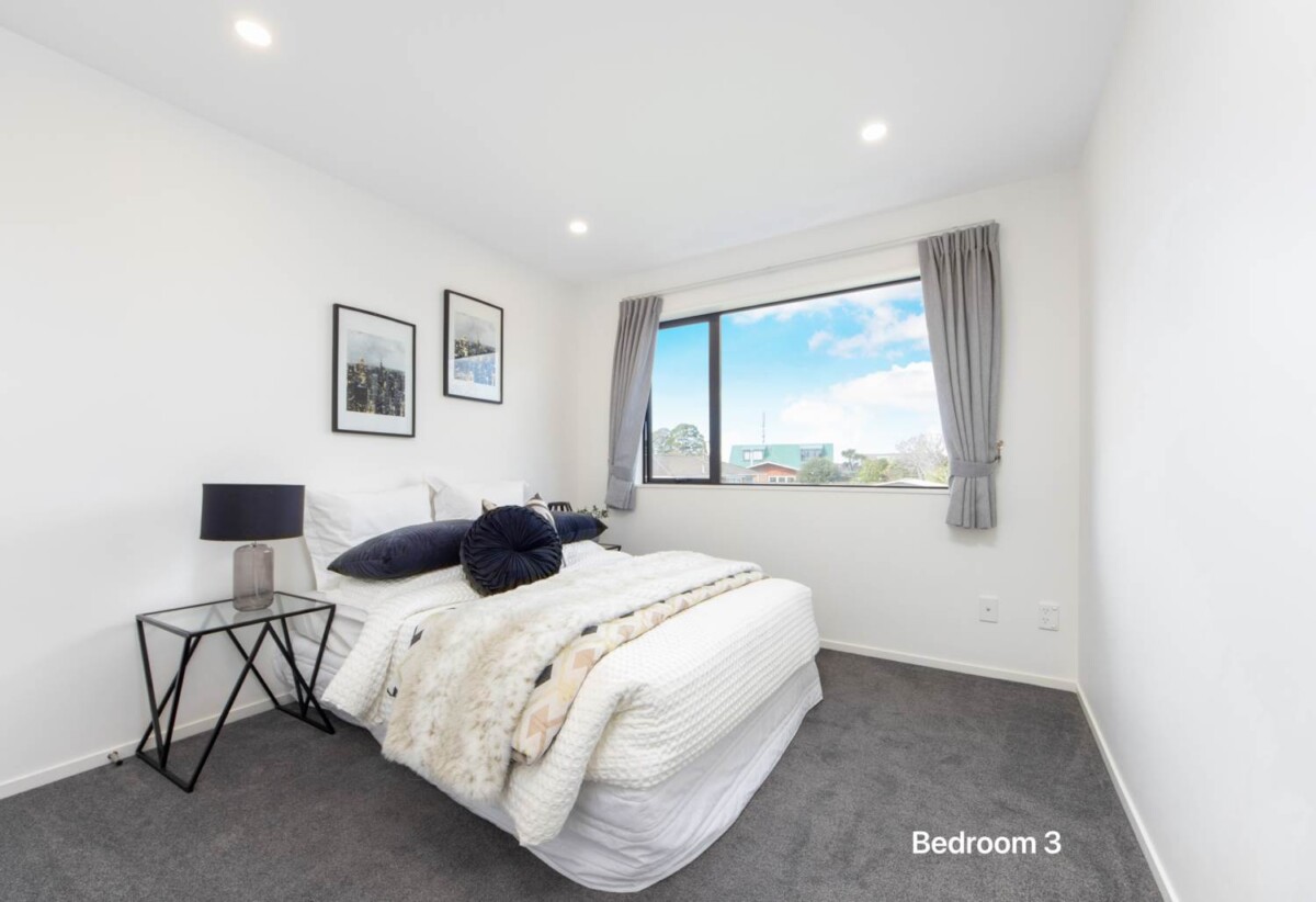 Move-in ready, 4 beds 2.5 baths home, 1 bed ground floor, walks to schools, minutes from shopping centres, 96B Botany Road, Botany Downs, Auckland