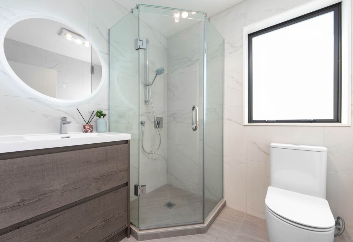 Move-in ready, 4 beds 2.5 baths home, 1 bed ground floor, walks to schools, minutes from shopping centres, 96B Botany Road, Botany Downs, Auckland