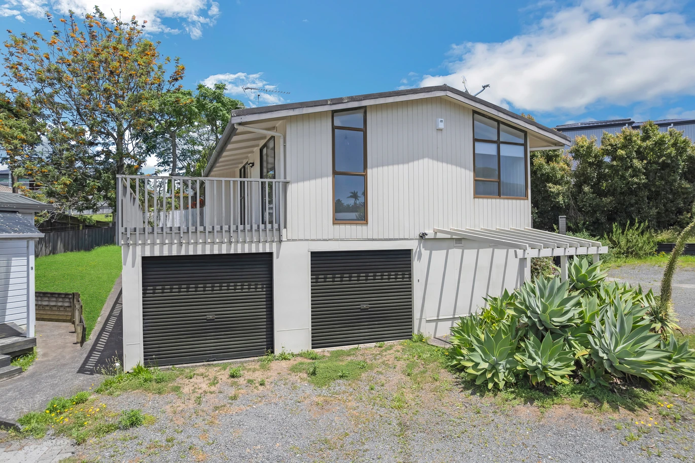 5 (3 + 2) beds houses on 833m2 land, 9 & 9A Sherie Place, Howick, Auckland