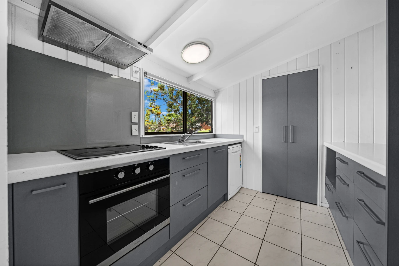 5 (3 + 2) beds houses on 833m2 land, 9 & 9A Sherie Place, Howick, Auckland