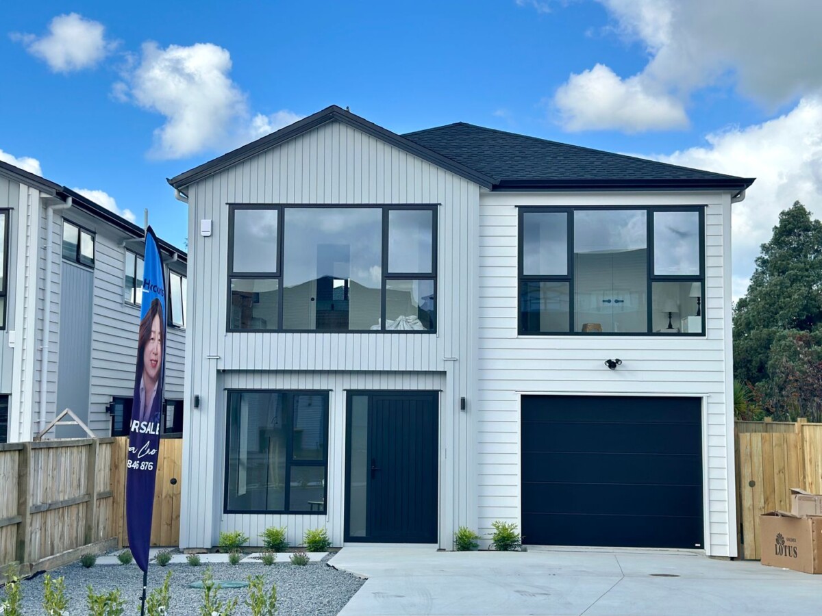 6 beds 4.5 baths house, with 2 beds granny, 23 Drumnaconagher Road, Flat Bush, Auckland